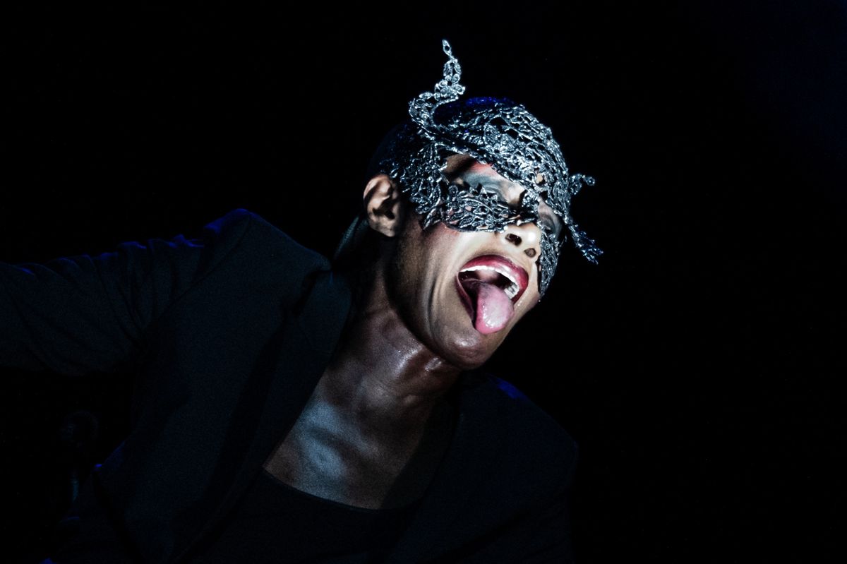 Grace Jones performe au festival de musique Heartland au Danemark, portant un masque excentrique, 15 juin 2024.