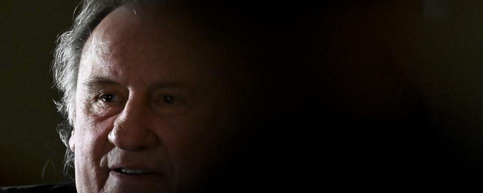 Gérard Depardieu, photographié en marge de son procès, le 24 mars 2025 à Paris