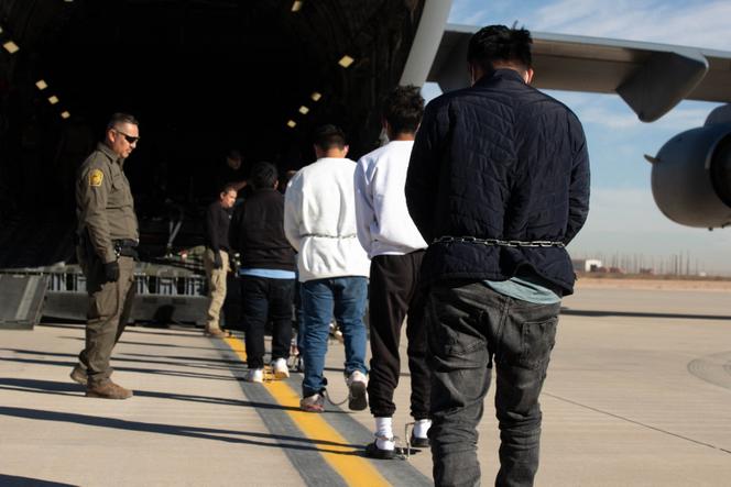 Agents d’immigration procèdent à l’expulsion de migrants par avion militaire à Fort Bliss (Texas), le 7 février 2025.