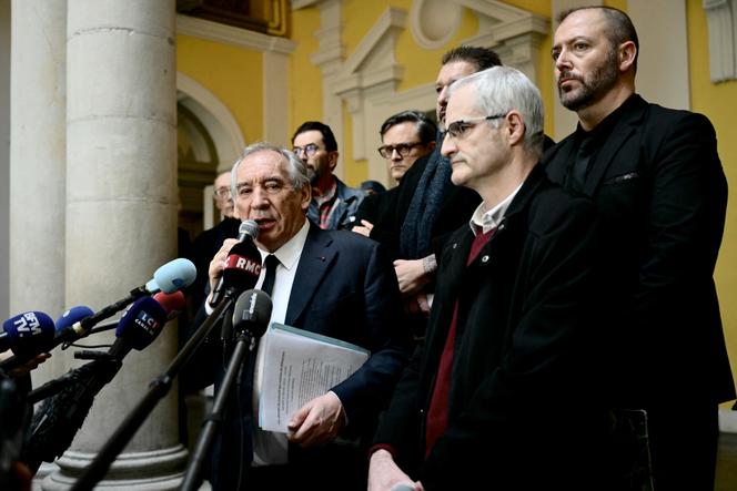 François Bayrou s’adresse à la presse après une réunion avec les membres du collectif des victimes de violence de Notre-Dame-de-Bétharram et son porte-parole Alain Esquerre, à l’hôtel de ville de Pau, le 15 février 2025.