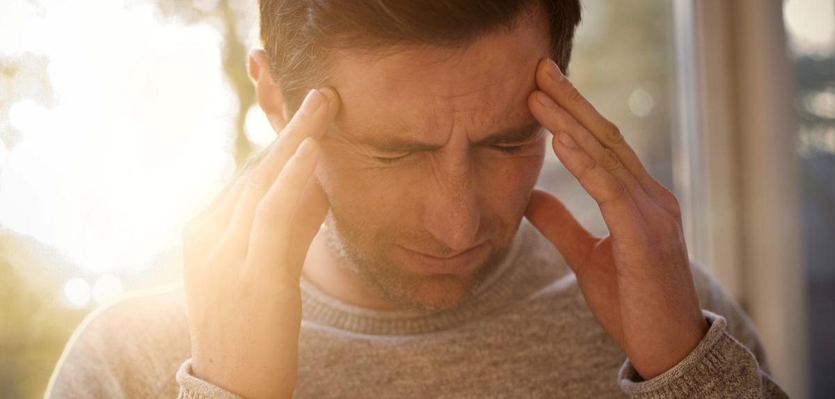 Homme souffrant de maux de tête
