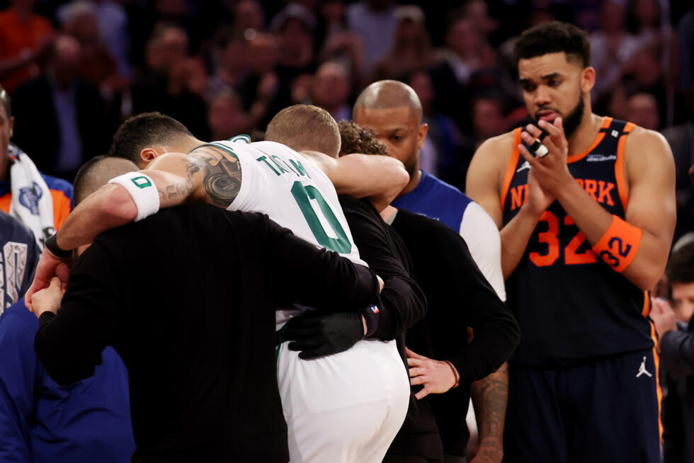 L'ailier des Boston Celtics Jayson Tatum sort blessé lors du match 4 du deuxième tour des play-offs de la Conférence Est contre les New York Knicks, le 12 mai 2025 au Madison Square Garden
