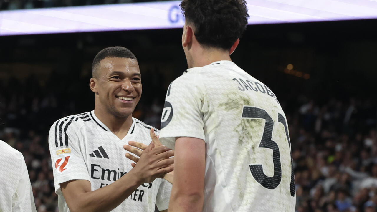 L'attaquant et le défenseur du Real Madrid, Kylian Mbappé et Jacobo Ramon, buteurs pour leur équipe contre Majorque, à Madrid le 14 mai 2025