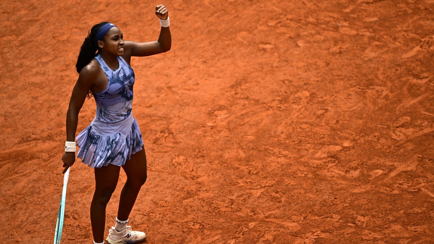 Coco Gauff célèbre sa victoire à Roland-Garros