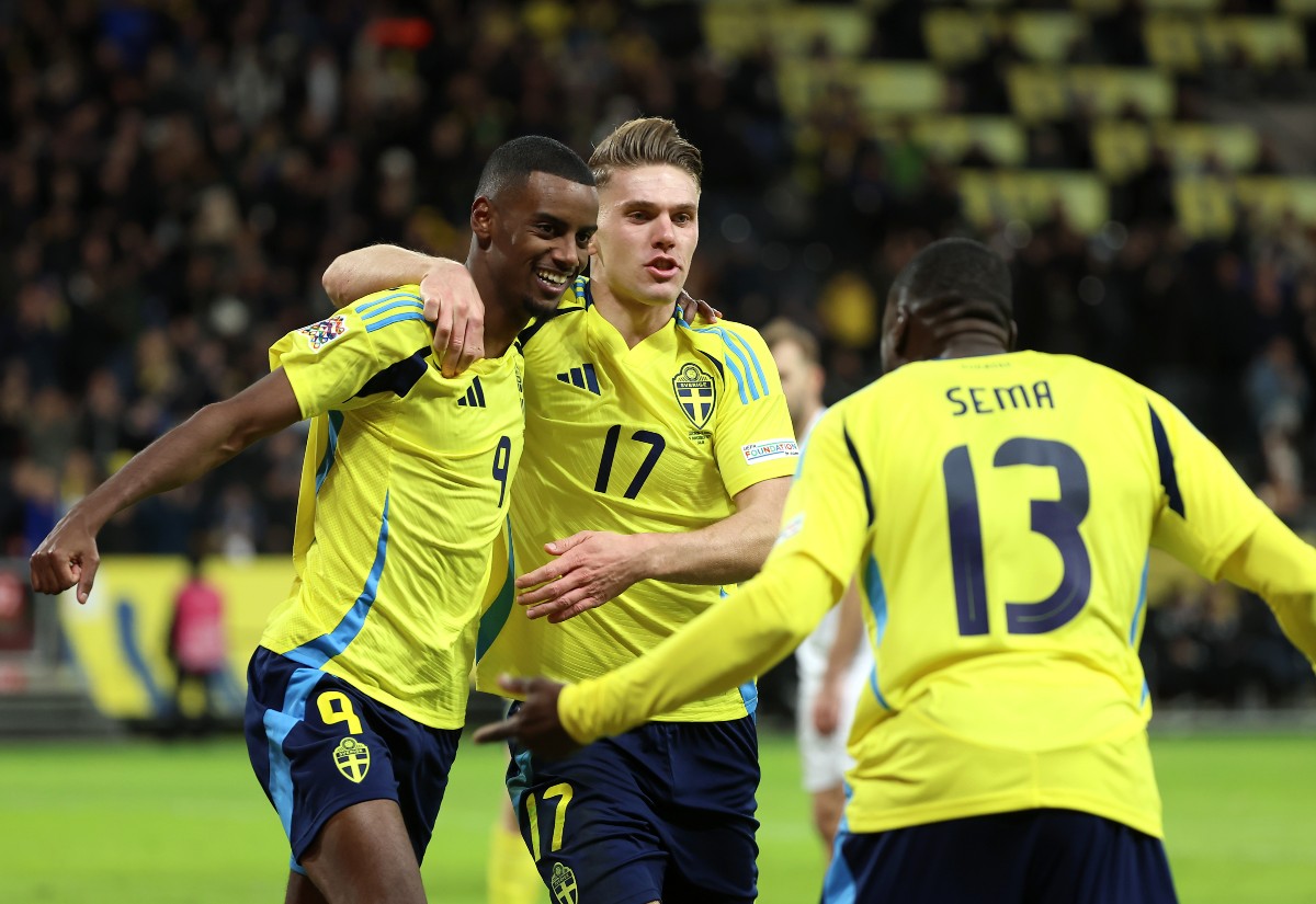 Alexander Isak et Viktor Gyokeres célèbrent pour la Suède