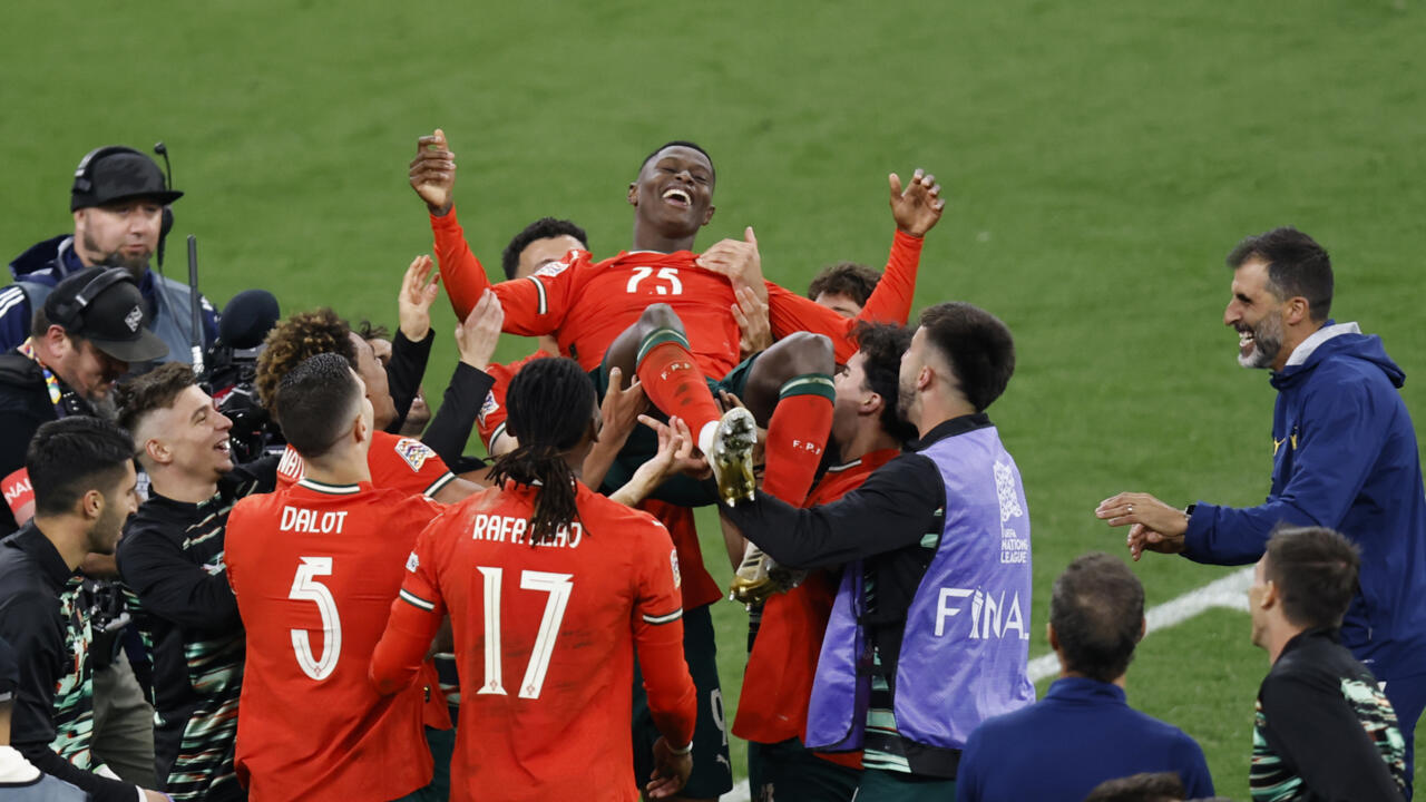 Le latéral du Portugal Nuno Mendes porté en triomphe par ses coéquipiers après leurs succès sur l'Espagne en finale de la Ligue des nations à Munich, le 8 juin 2025