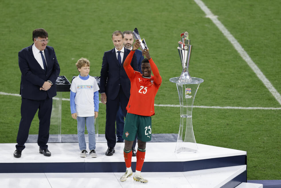 Le défenseur Nuno Mendes désigné homme du match à l'issue de la victoire du Portugal contre l'Espagne en finale de la Ligue des nations à Munich, le 8 juin 2025