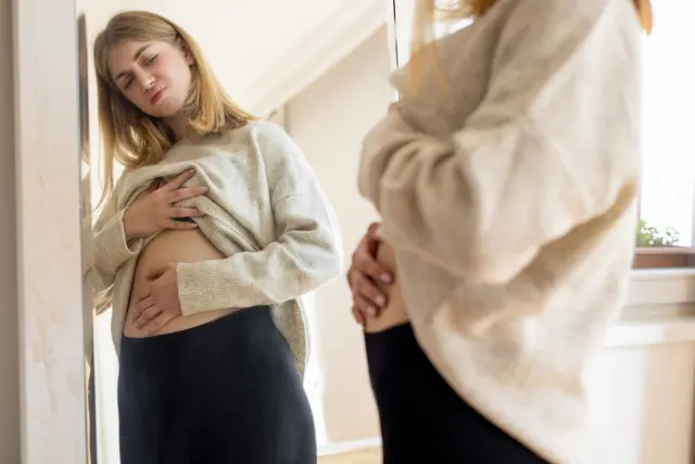 La hinchazón abdominal es uno de los síntomas gastrointestinales más comunes