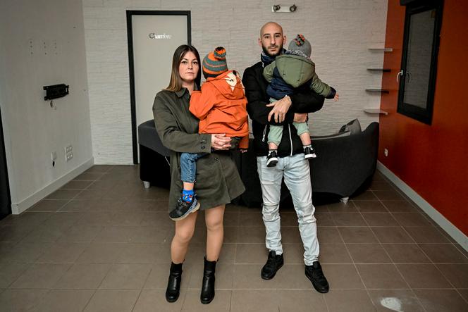 Meggane Videira et Maxence Perret avec leurs enfants dans le salon de leur maison à Grézieu-la-Varenne près de Lyon. Fortement pollué, leur domicile est inhabitable. Ils sont relogés à 20 km de chez eux, le 22 novembre 2023.
