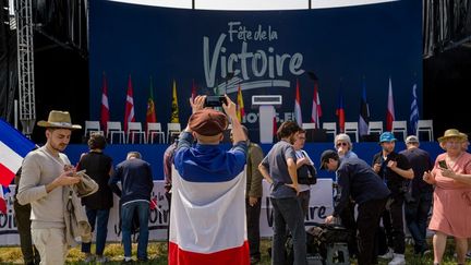 Des visiteurs arrivent à la 'fête de la victoire', à Mormant-sur-Vernisson (Loiret), événement organisé par le Rassemblement national, le 9 juin 2025.
