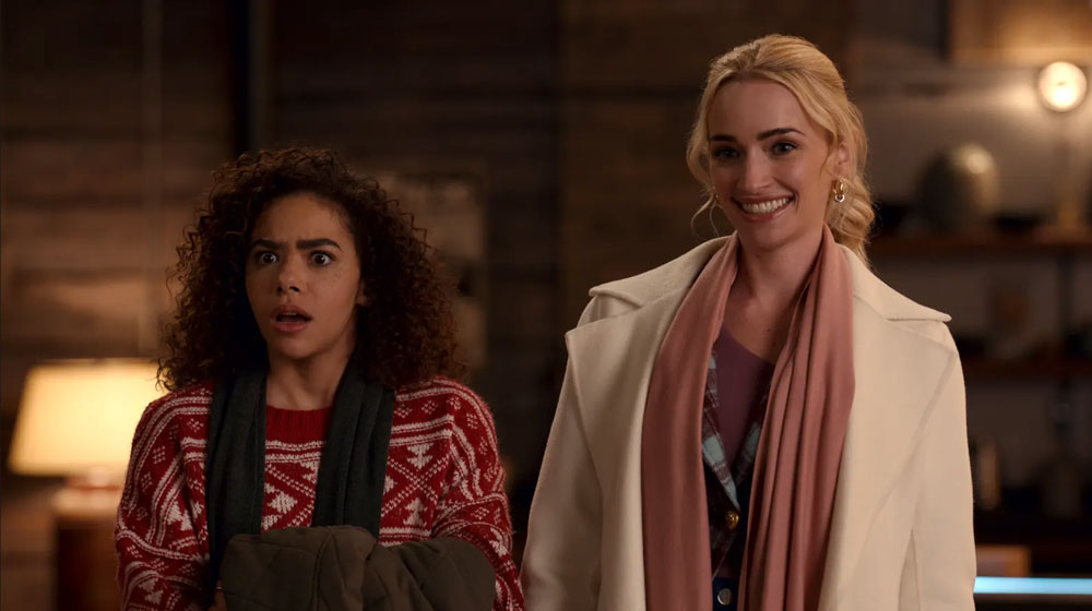Brianne Howey et Antonia Gentry dans Ginny & Georgia
