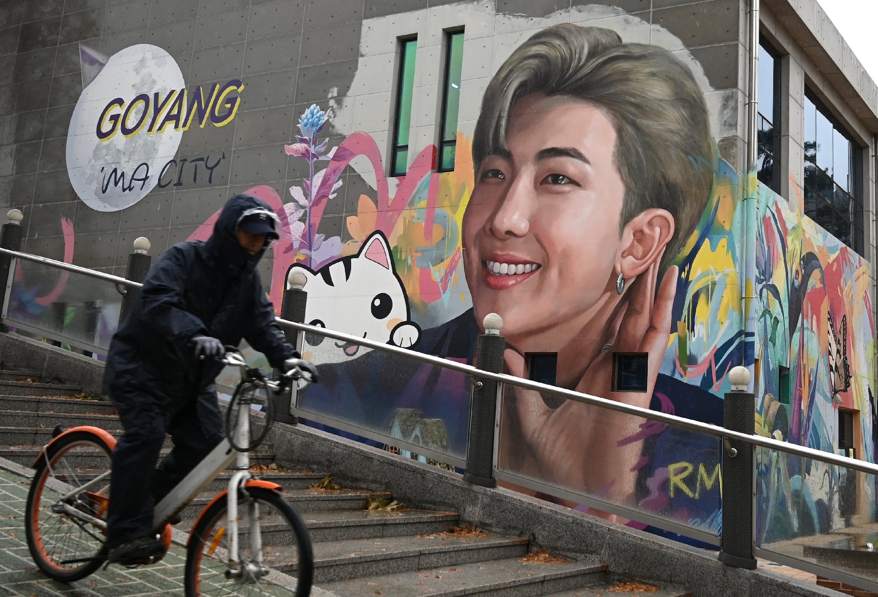 Fans devant la base militaire où sort V de BTS