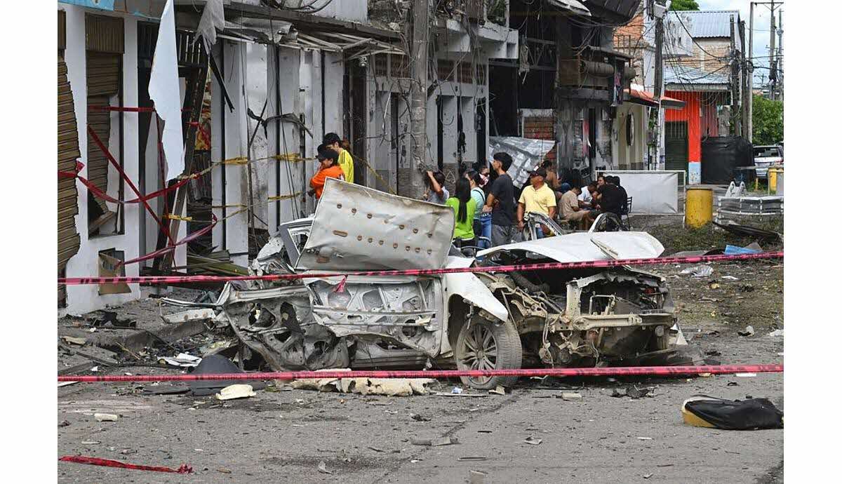 Dégâts d'une explosion dans une rue en Colombie