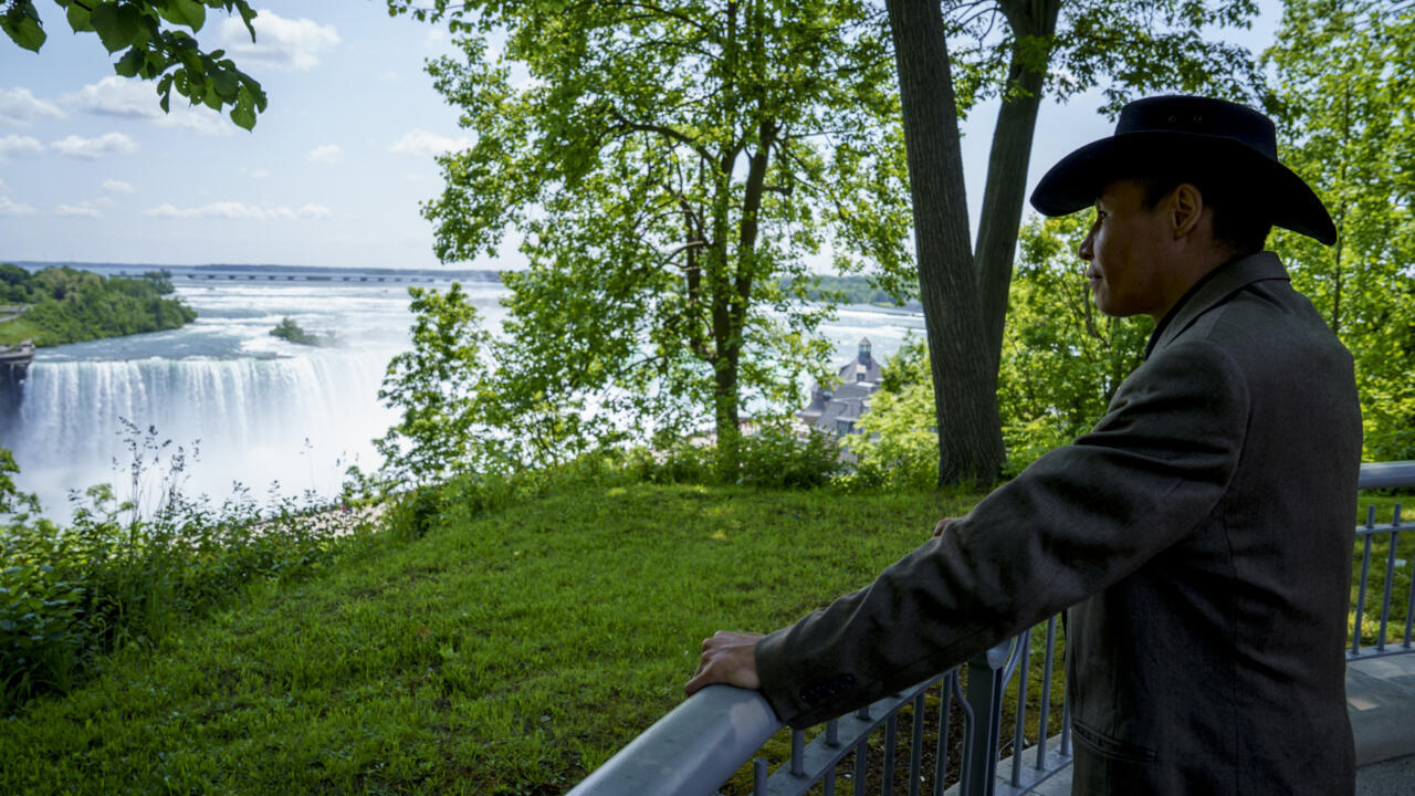 Travis Bighetty, originaire d'une communauté autochtone isolée du nord de la province canadienne du Manitoba, regarde les chutes à Niagara Falls (Ontario), au Canada, le 10 juin 2025