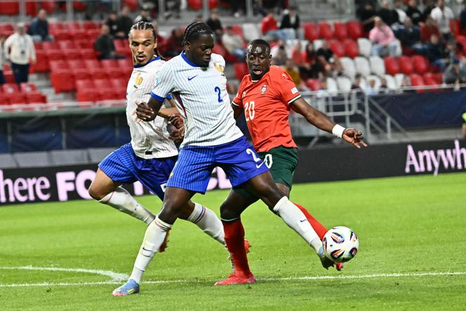 L’attaquant portugais Carlos Borges et le défenseur français Castello Lukeba lors du match de l’Euro Espoirs.