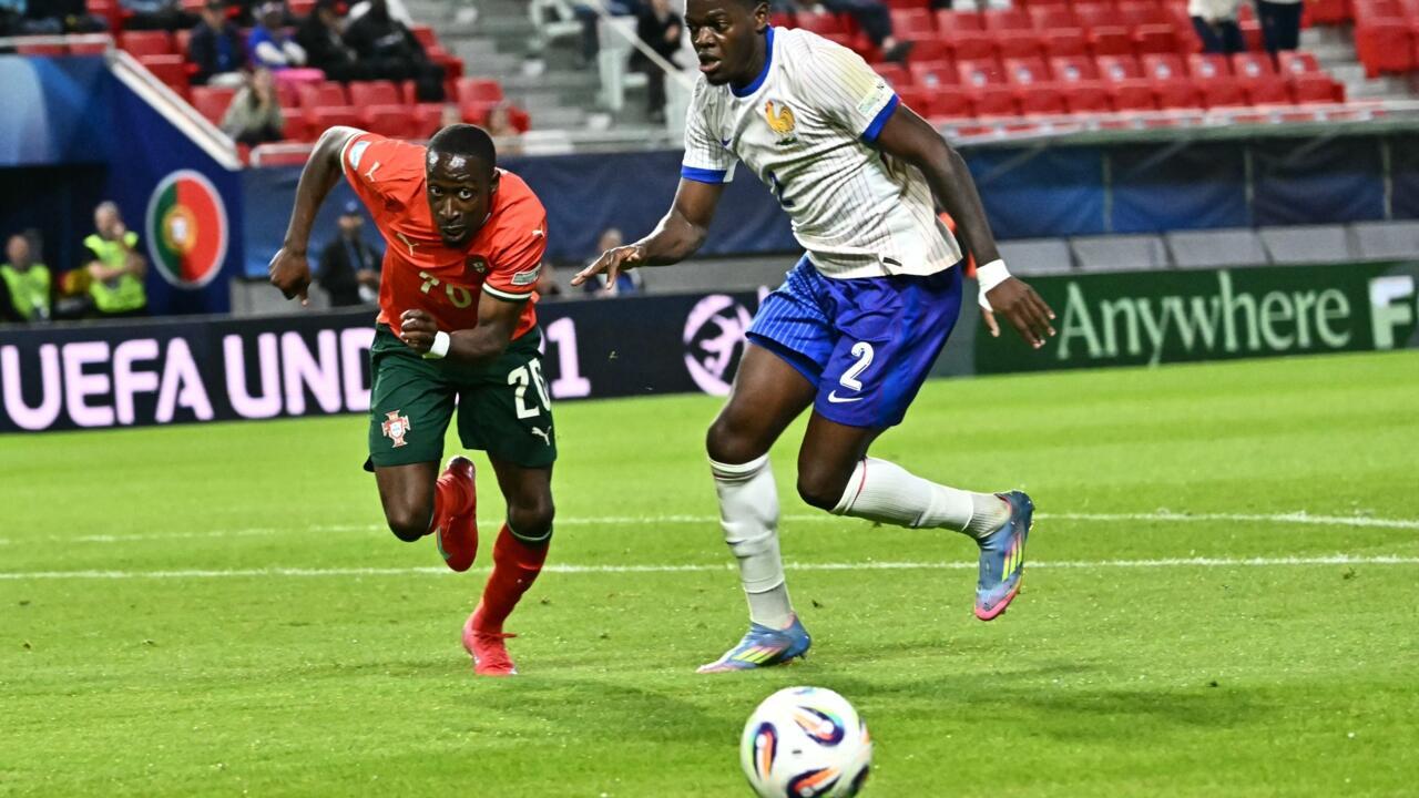 Le Portugais Carlos Borges et le Français Castello Lukeba lors du match nul entre le Portugal et la France à l'Euro Espoirs à Trencin (Slovaquie) le 11 juin 2025