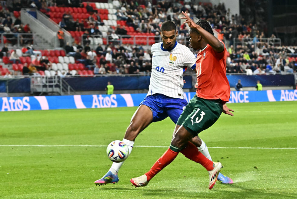 Le Français Andy Diouf face au Portugais Flavio Nazinho lors du match nul entre le Portugal et la France à l'Euro Espoirs à Trencin (Slovaquie) le 11 juin 2025