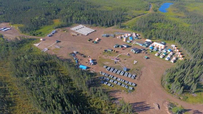 Vue aérienne d'un site d'exploitation minière.