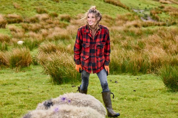 Amanda Owen avec des moutons dans un champ