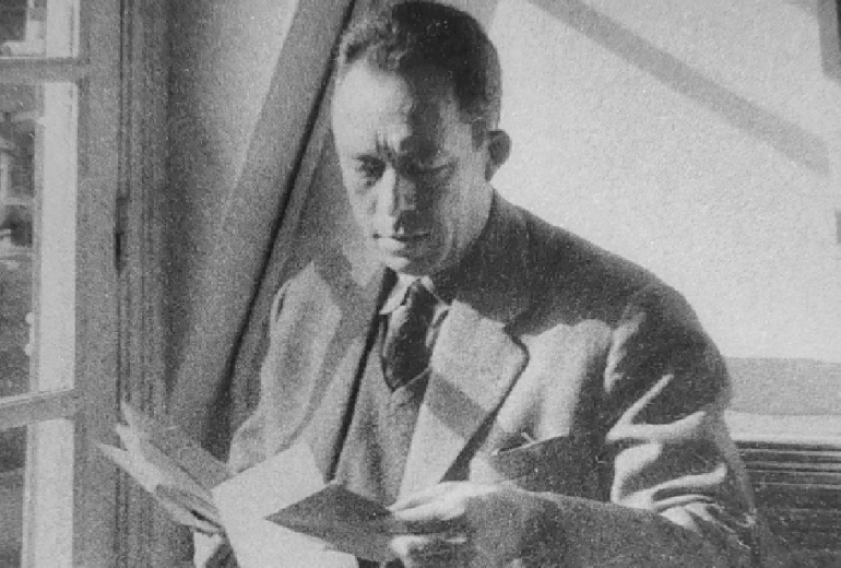 Couverture du livre 'Előadások és diskurzusok (1937-1958)' d'Albert Camus, traductrice Yasmina Mélaouah.