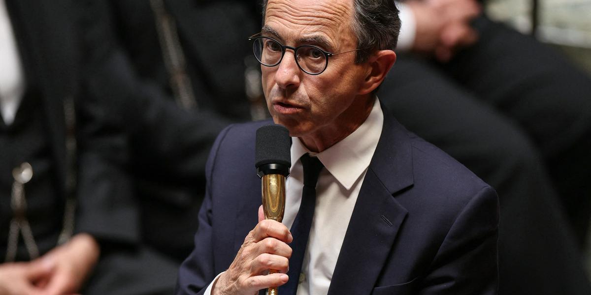 Ministre de l'Intérieur annonçant la dissolution