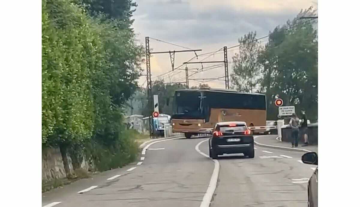 Bus transportant des enfants au passage à niveau fermée
