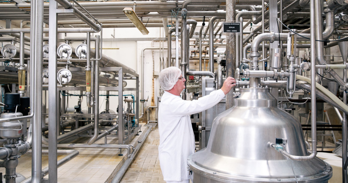 Technicien en maintenance sur une machine industrielle