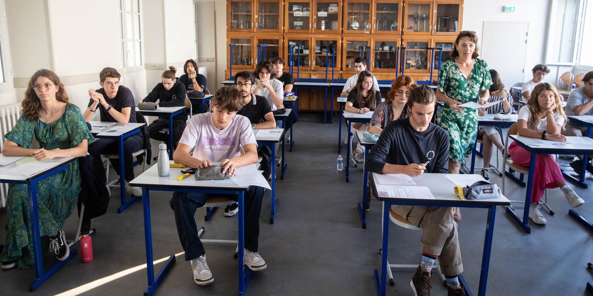 Examen du baccalauréat avec des candidats en salle