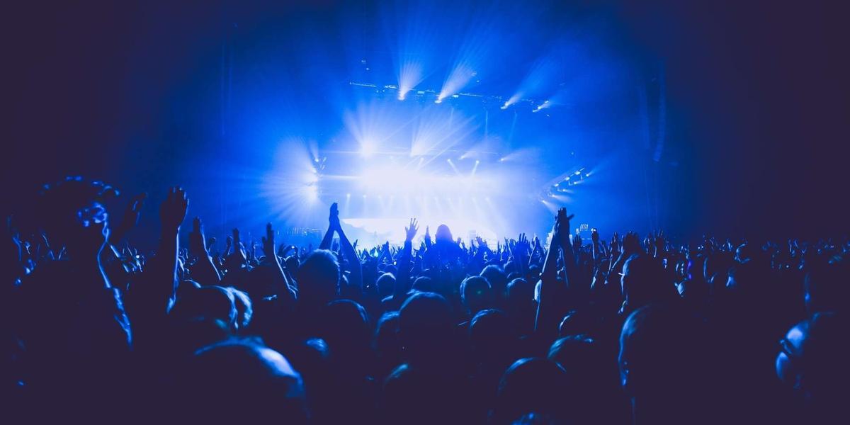 Concert en plein air avec foule