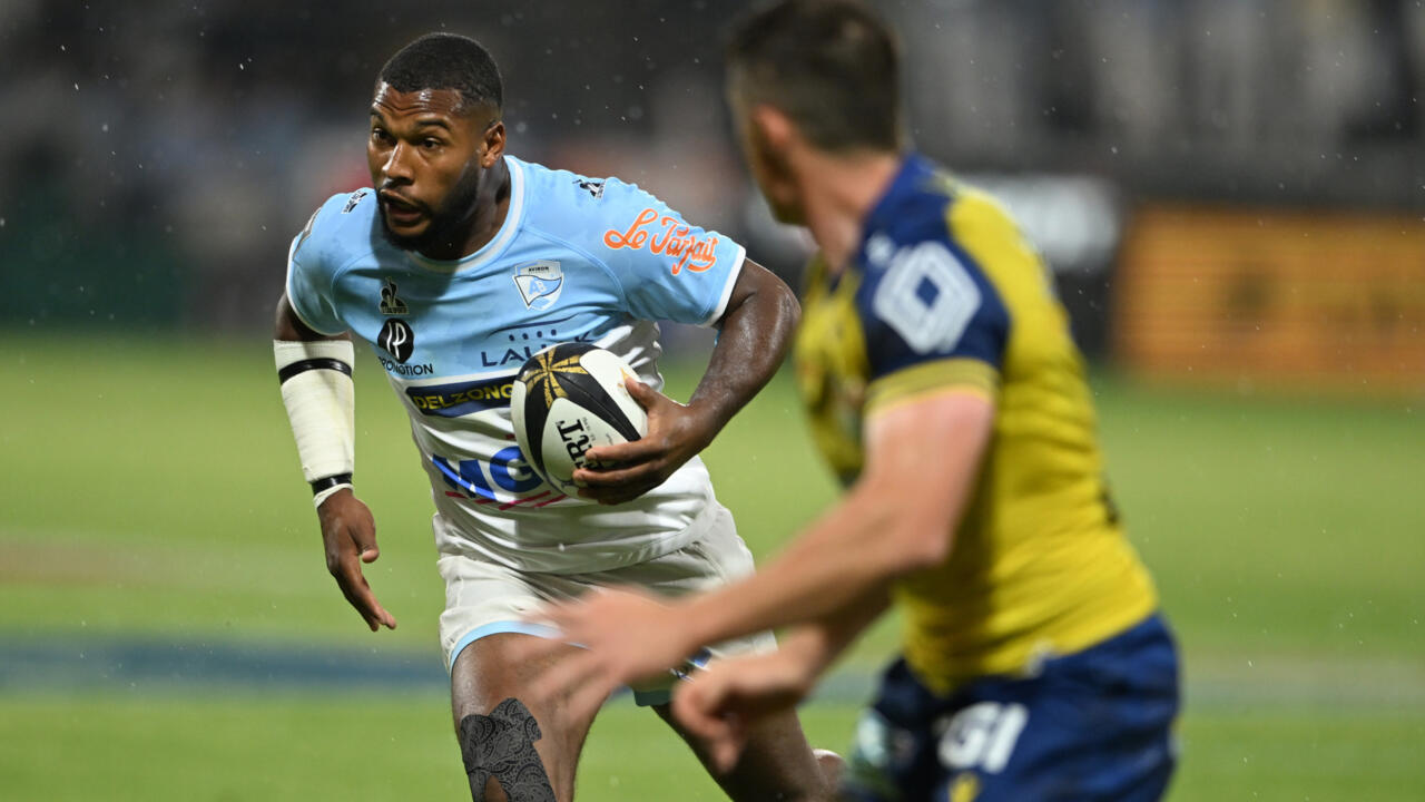 L'arrière de Bayonne Cheikh Tiberghien (G) face à Clermont, lors des barrages du Top 14, à Bayonne, le 13 juin 2025