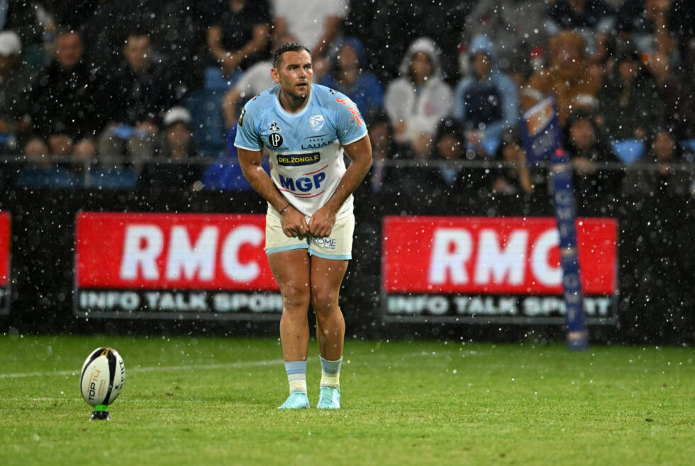 L'ouvreur bayonnais Joris Segonds se prépare à taper une pénalité, en barrages du Top 14 face à Clermont, à Bayonne, le 13 juin 2025