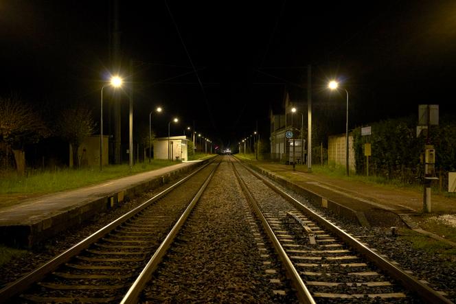 Des voies SNCF lors d’un chantier de nuit de maintenance du réseau.