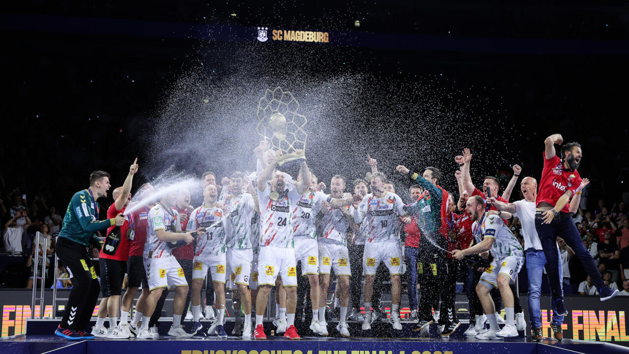 L'équipe de Magdebourg soulève le trophée de champion d'Europe de handball après son succès contre les Füchse de Berlin à Cologne, le 15 juin 2025