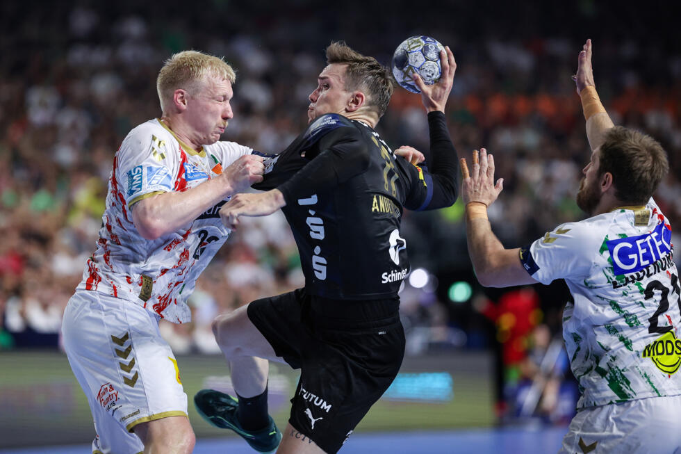 L'arrière de Füchse Berlin Lasse Bredekjaer Andersson peine à passer la défense de Magdebourg en finale de la Ligue des champions à Cologne, le 15 juin 2025