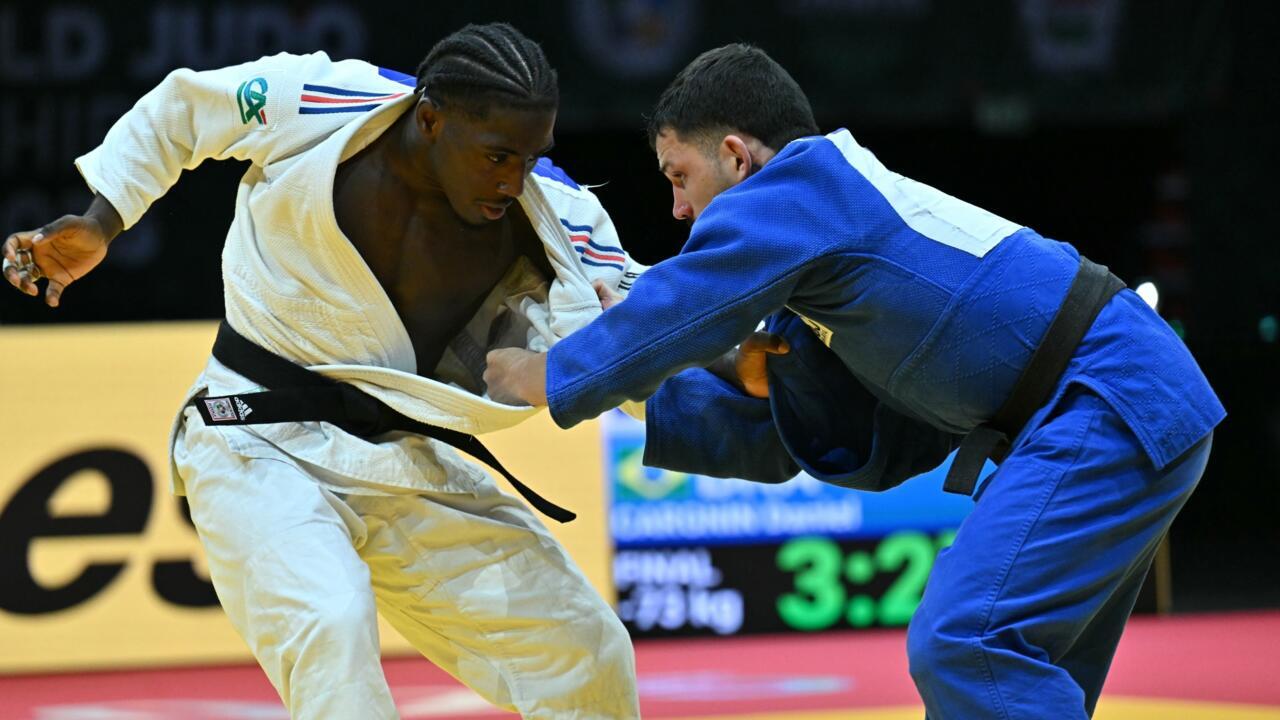 Le Français Joan Benjamin Gaba (G) champion du monde des -73 kg après sa victoire en finale contre le Brésilien Daniel Cargnon, le 15 juin 2025 à Budapest