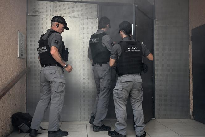 Des membres du groupement interquartiers de tranquillité et de sécurité, interviennent, à Toulouse, le 26 août 2024.