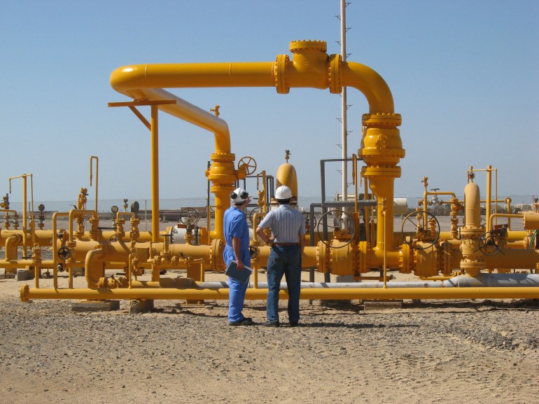 Ingénieurs égyptiens discutant de la modification des conduites dans une unité de production de gaz à Ras Gharib