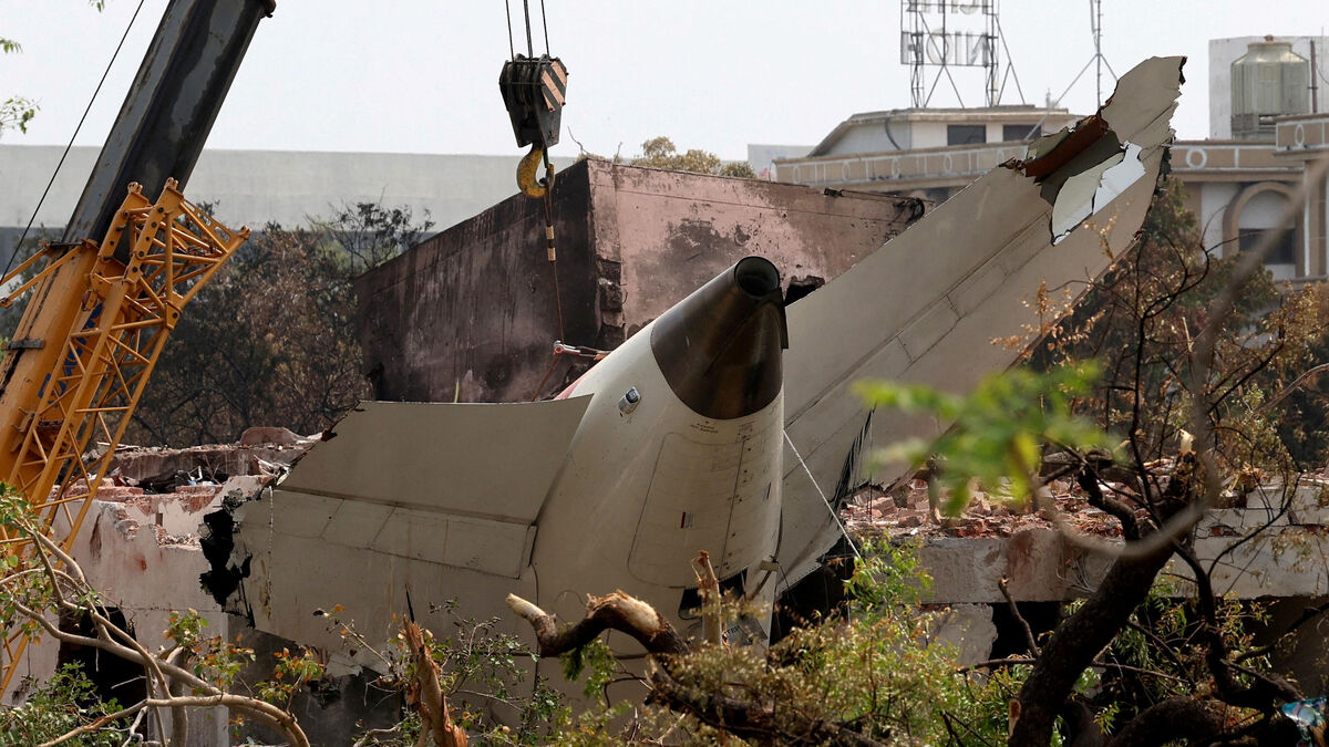 Drone d’experts analysant la scène de l’accident d’Air India»></noscript></figure>
<p>Une source proche de l’enquête indique que l’analyse approfondie des boîtes noires pourrait révéler davantage sur les causes précises, alors que diverses hypothèses continuent d’être étudiées par les analystes.</p>
<h2><span class=