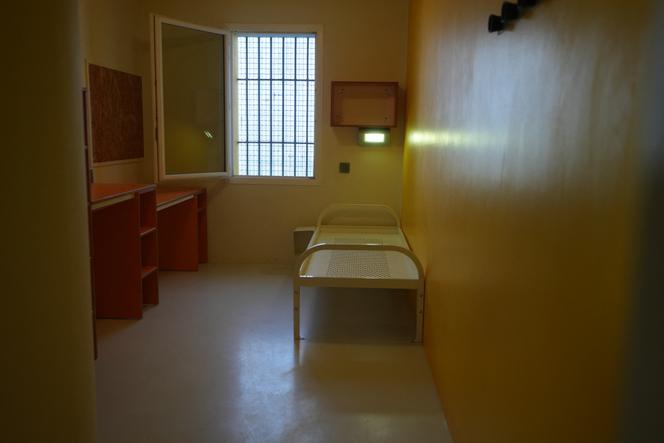 Une cellule de la prison de Vendin-le-Vieil (Nord), aménagée spécialement pour recevoir les détenus liés au crime organisé, le 14 mai 2025.