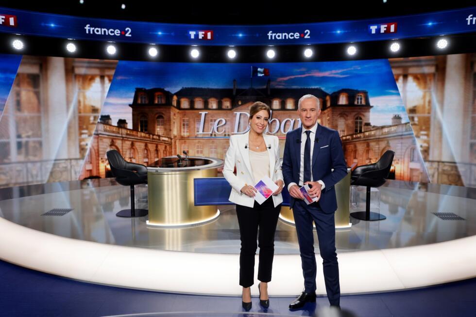 Léa Salamé et Gilles Bouleau durant le débat d'entre-deux tours entre Marine Le Pen et Emmanuel Macron le 20 avril 2022, à Saint-Denis