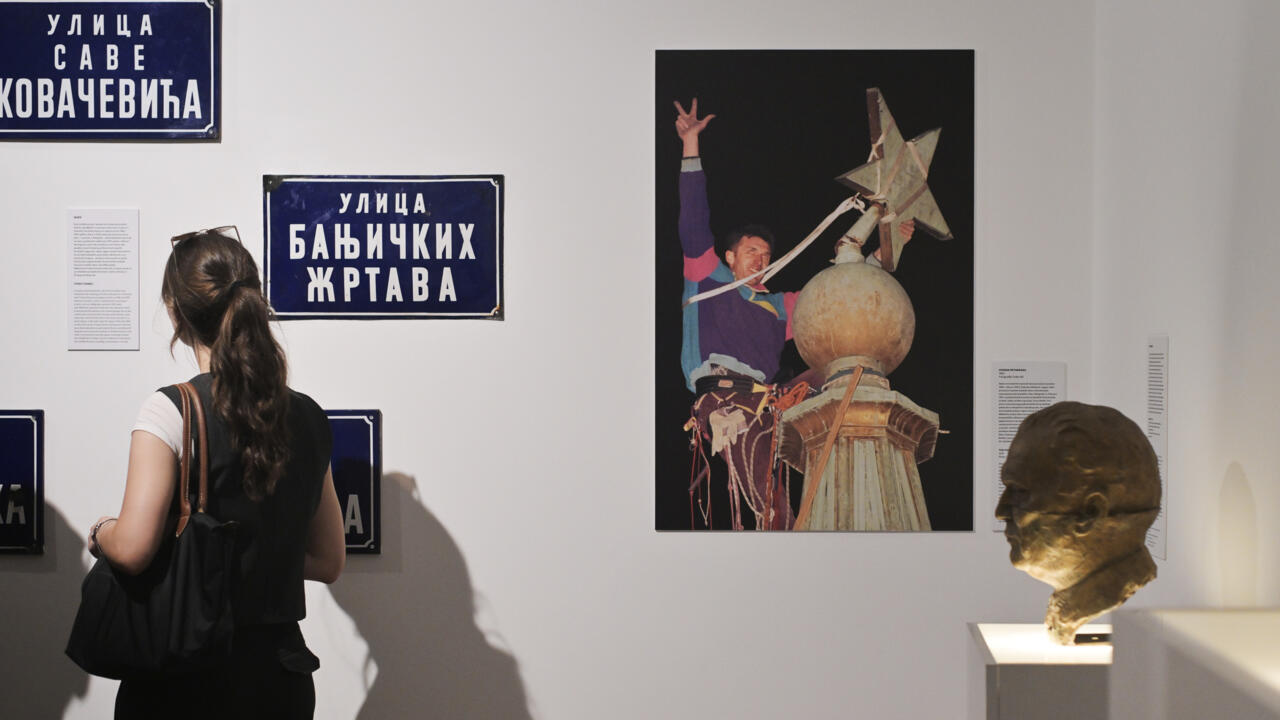 Une personne visite l'exposition 'Labyrinthe des années 90 : à la découverte des Balkans' à Belgrade, en Serbie, le 18 juin 2025