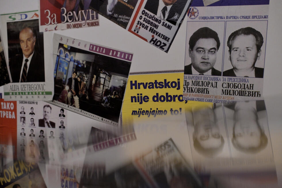 Des affiches électorales des partis politiques de l'ex-Yougoslavie dans l'exposition 'Labyrinthe des années 90 : à la découverte des Balkans' à Belgrade, en Serbie, le 18 juin 2025