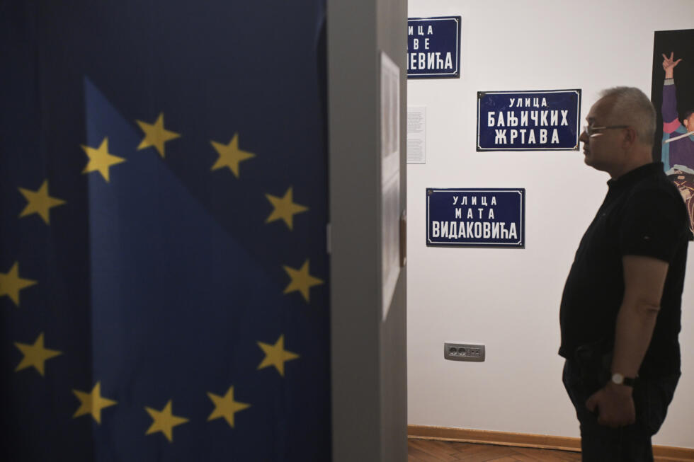 Un visiteur pendant l'exposition 'Labyrinthe des années 90 : à la découverte des Balkans', dans une galerie à Belgrade, en Serbie, le 18 juin 2025