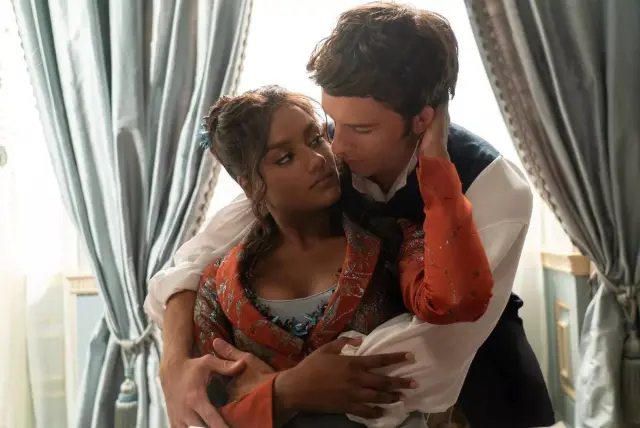 Simone Ashley et Jonathan Bailey dans Les Bridgerton, saison 3