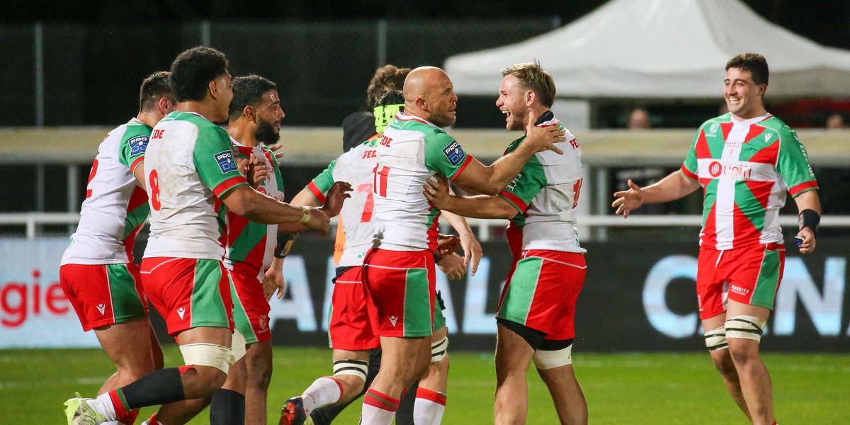 Stade de rugby avec supporters