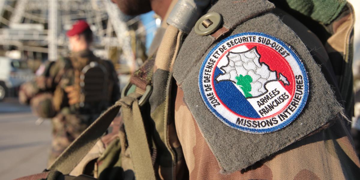 Agents de police lors d'un contrôle aux frontières