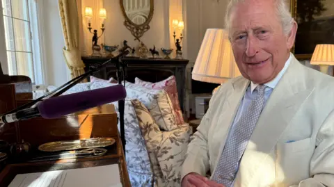 Le Roi avec son script pour la diffusion du BBC World Service