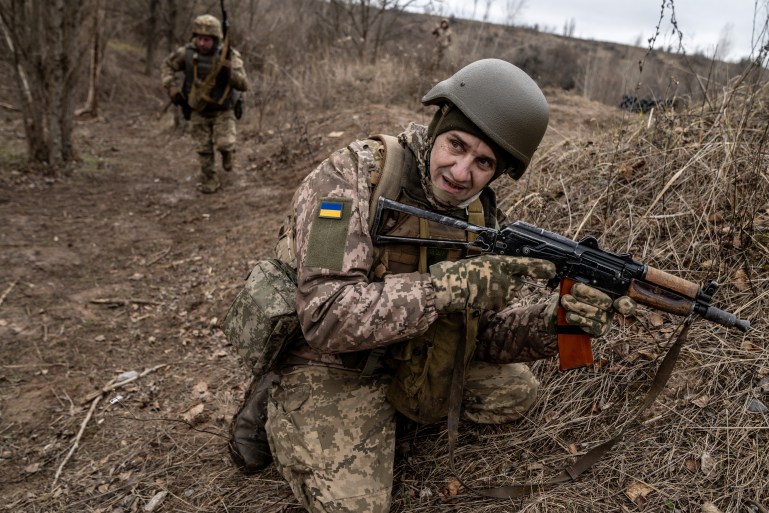 Soldats ukrainiens lors d'exercices tactiques en zone rurale, janvier 2025