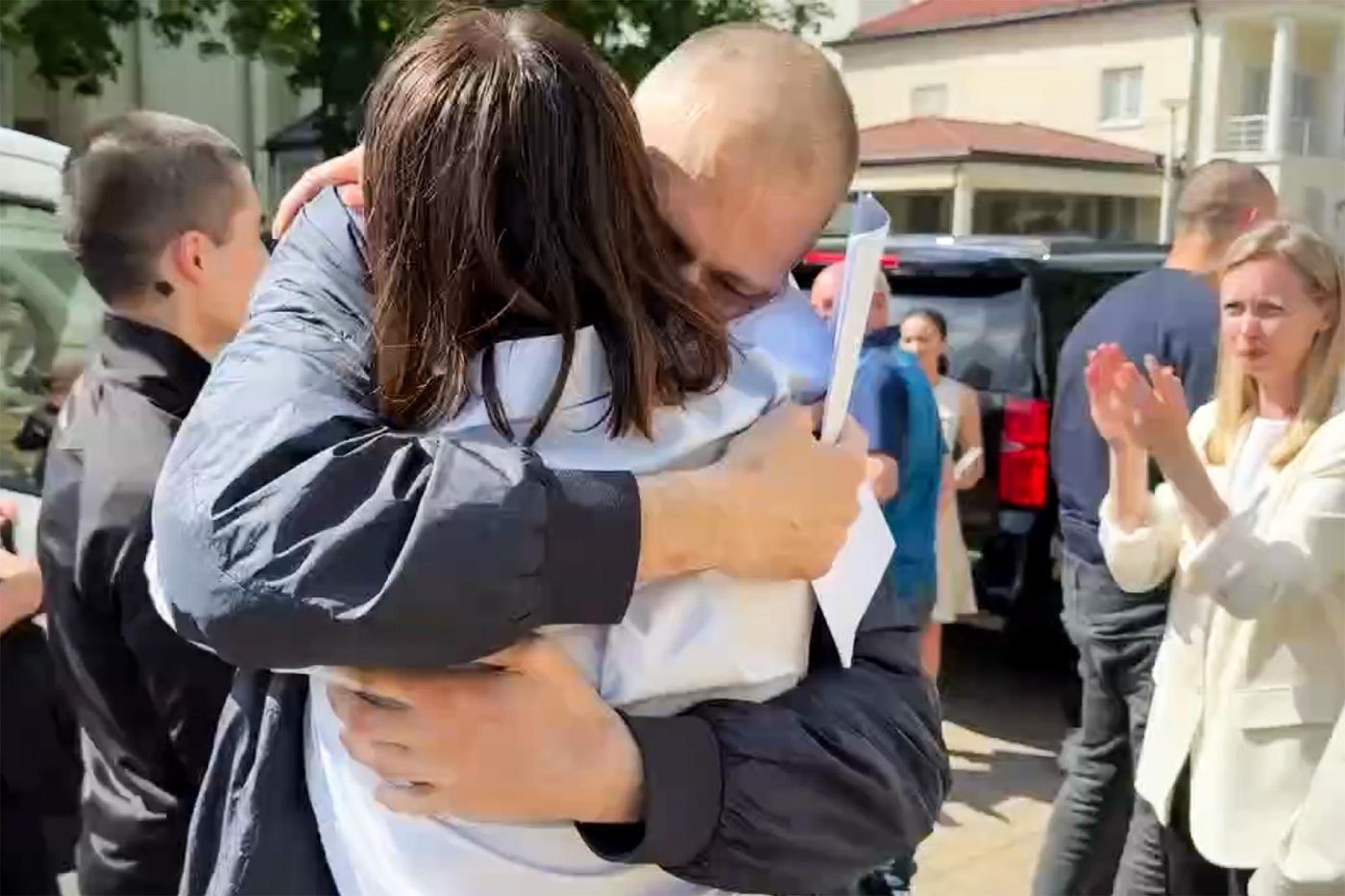 Svetlana Tikhanovskaïa serre son mari, libéré de prison