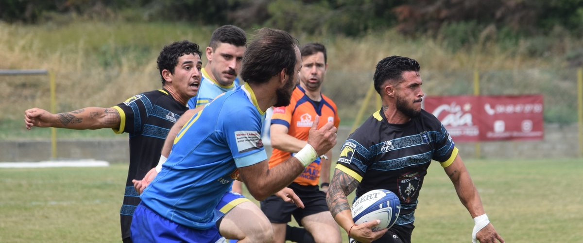 L’équipe de l’Entente Fleury-Salles-Coursan célébrant leur victoire en demi-finale de rugby